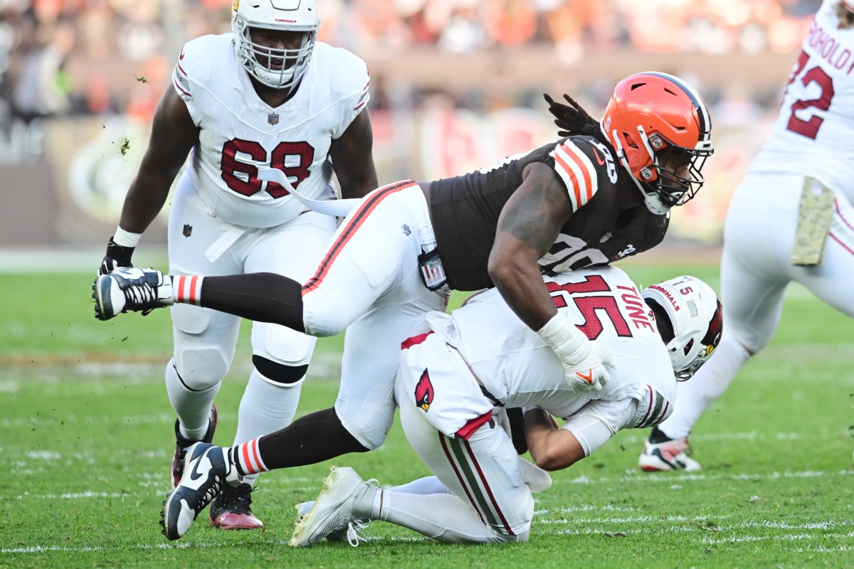 Cleveland Browns defensive end Za'Darius Smith (99) sacks Arizona Cardinals quarterback Clayton Tune (15). Mandatory Credit: Ken Blaze-USA TODAY Sports